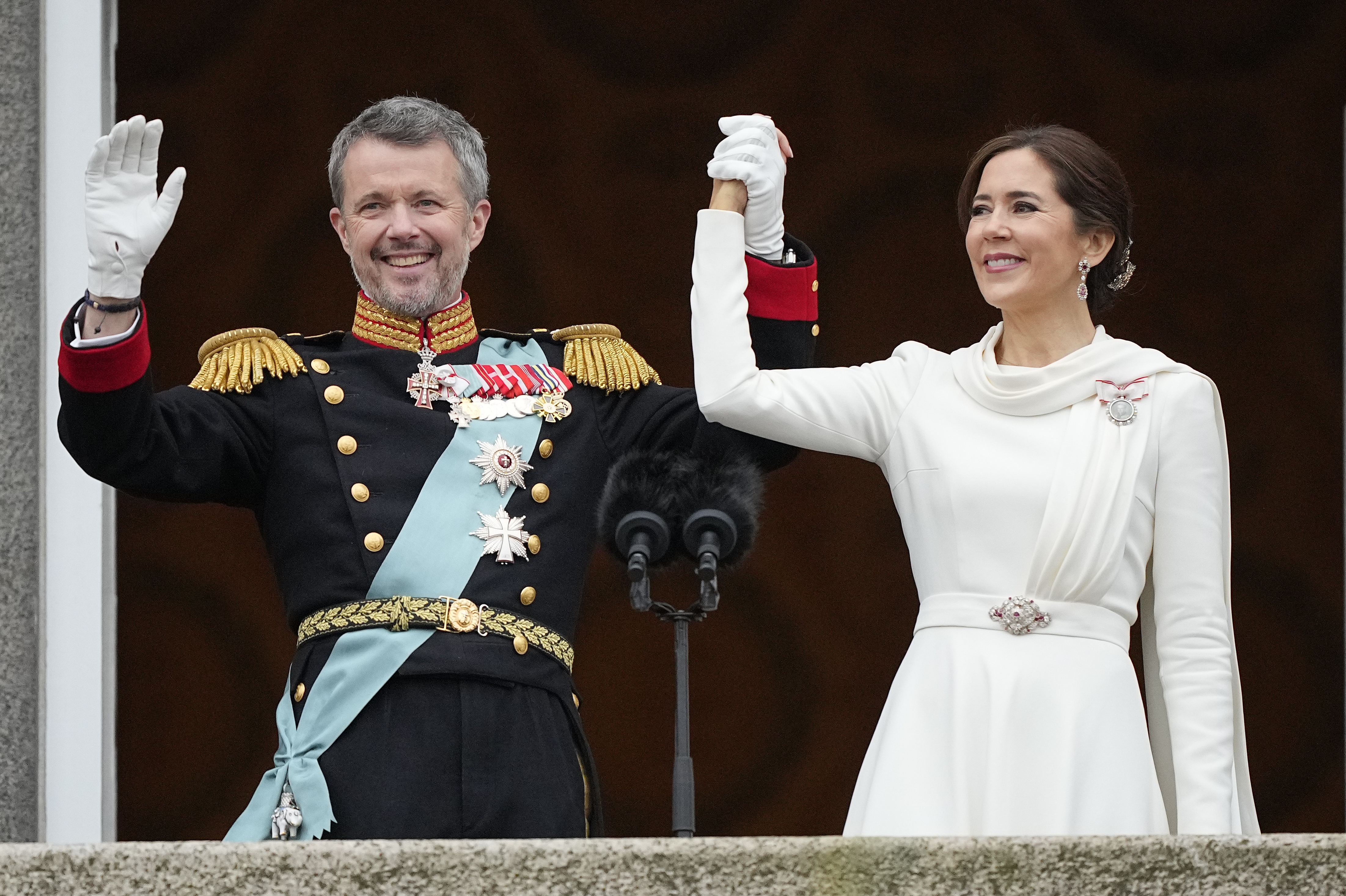 Le nouveau roi du Danemark Frederik X apparaît sur le balcon avec son épouse la reine Mary alors qu'il est proclamé roi