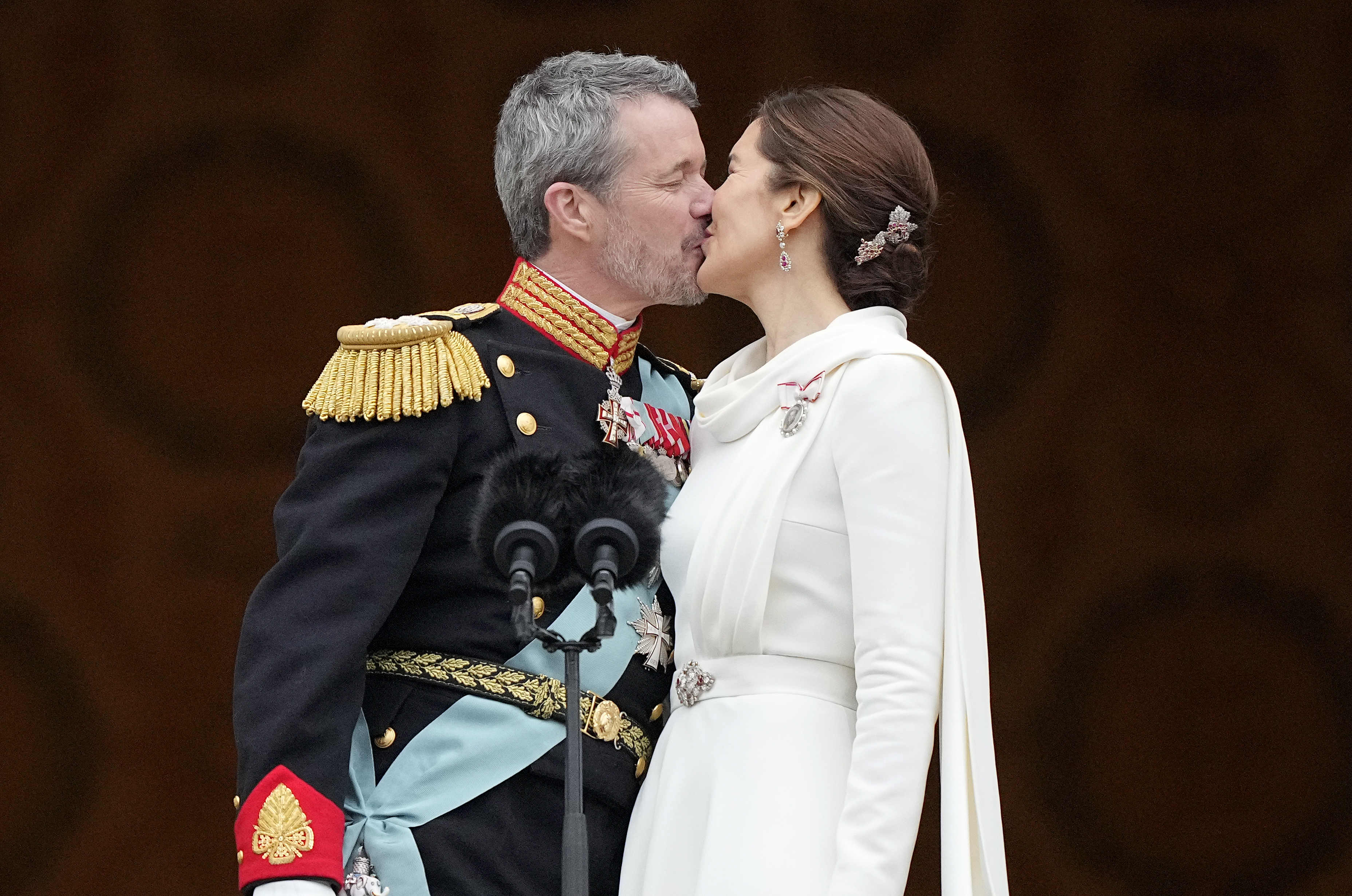 Le roi du Danemark Frederik X a embrassé aujourd'hui son épouse la reine Mary sur le balcon du palais de Christiansborg dans une démonstration publique d'affection.