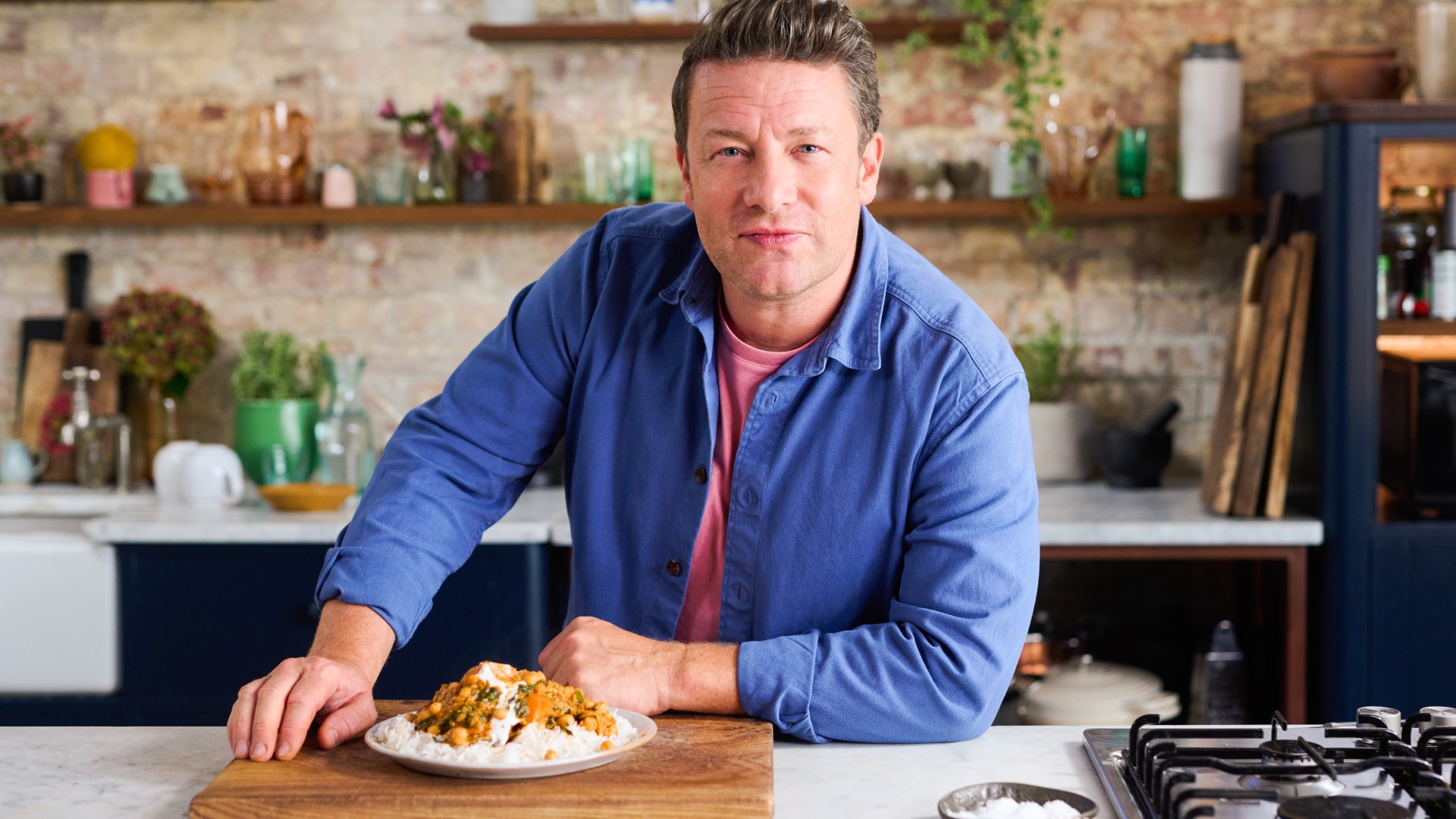 De la bolognaise copieuse au curry bon marché : 4 recettes saines qui permettront de vaincre la crise du coût de la vie, déclare Jamie Oliver
