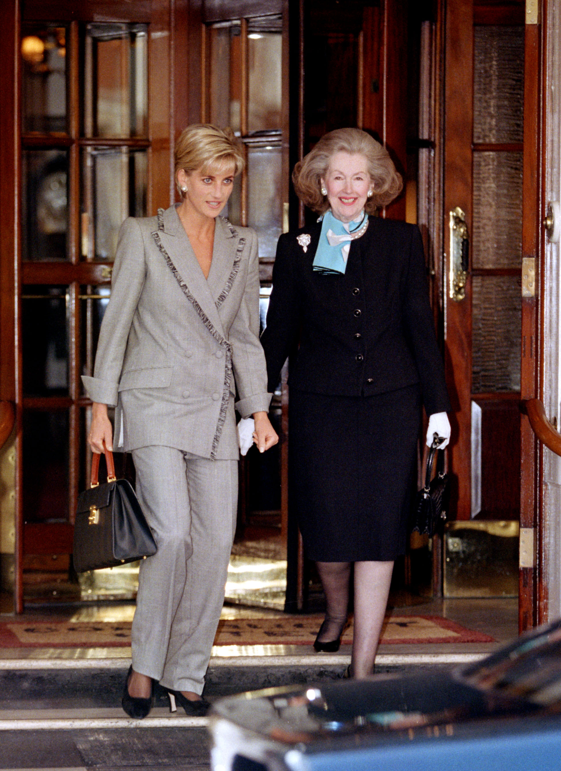   Raine photographié avec la princesse Diana devant l'hôtel Connaught à Mayfair, Londres