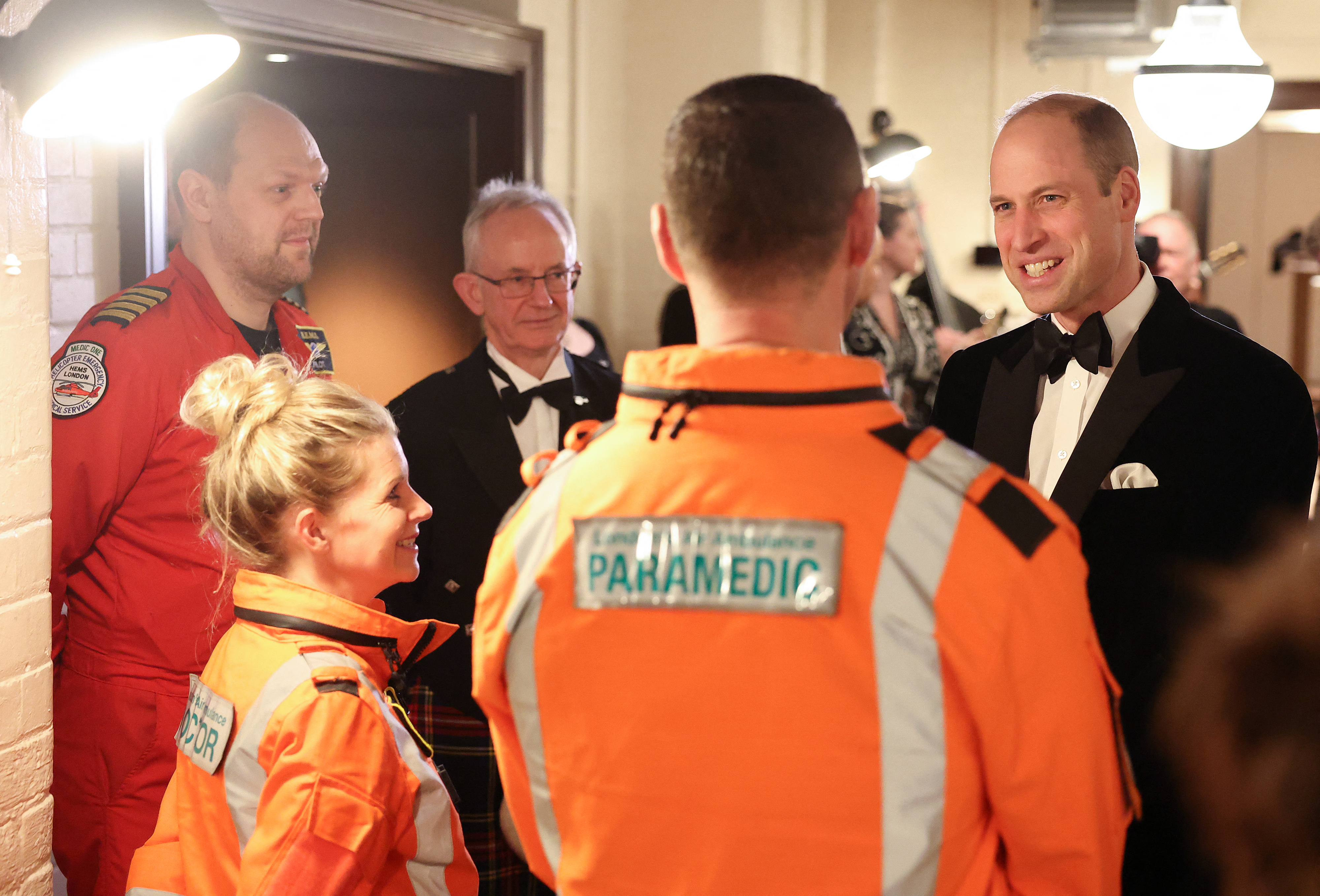 William s'entretient avec des pilotes d'ambulance aérienne, des médecins et des ambulanciers paramédicaux avant son discours lors de l'événement