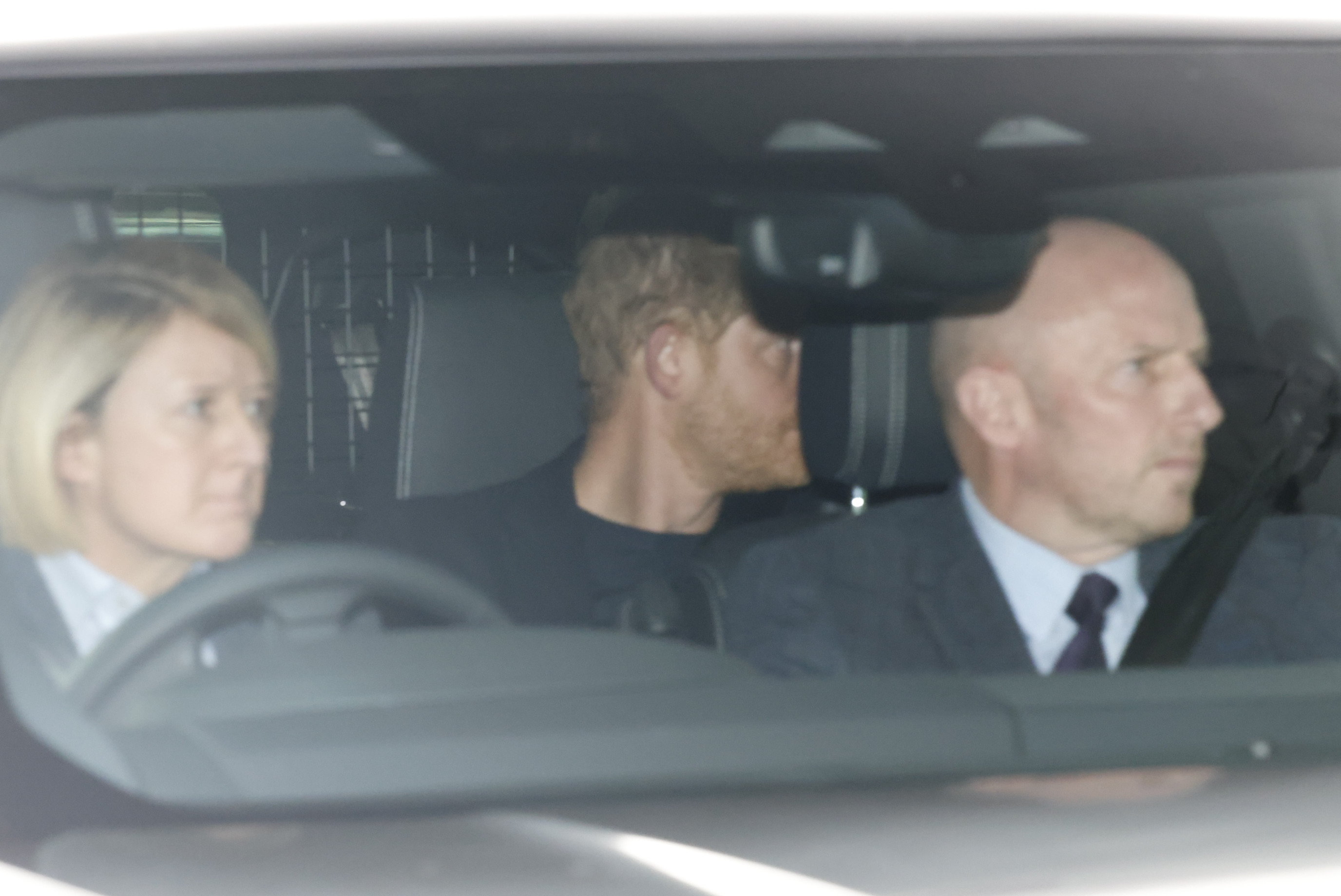 Harry s'est envolé pour Londres mardi pour voir son père, après son diagnostic de choc de cancer.