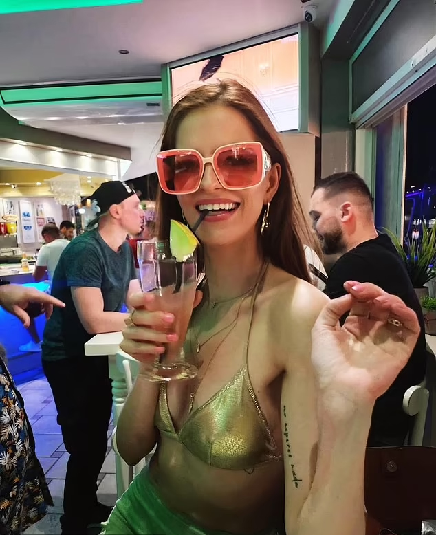 Xenia partage des photos de sa vie de fête sur Instagram