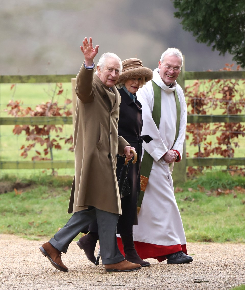 Dimanche, le roi a été photographié souriant et saluant alors qu'il se dirigeait vers l'église de Sandringham - sa première observation depuis sa sortie de l'hôpital.