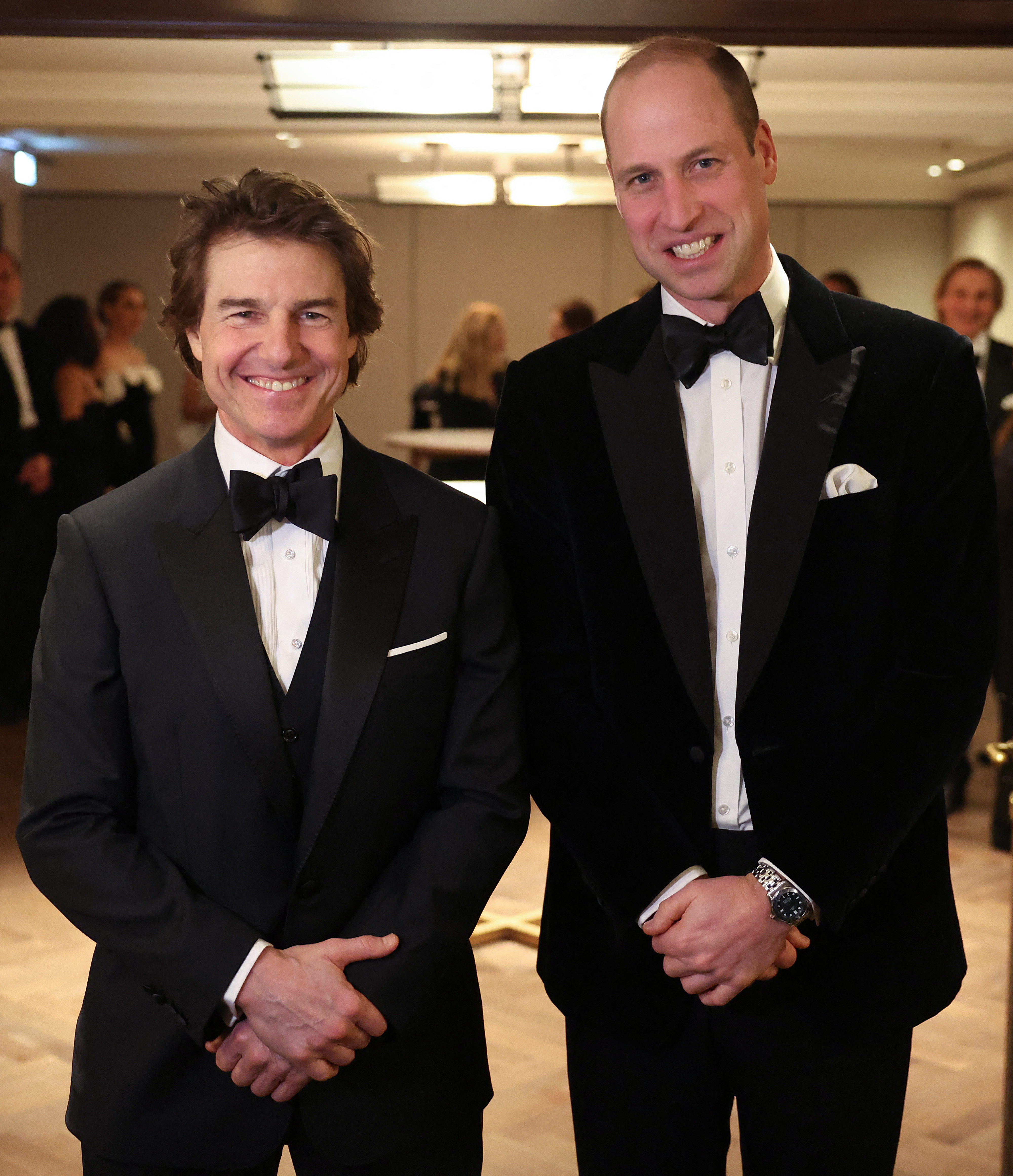 Le prince William pose pour une photo avec Tom Cruise au gala de charité