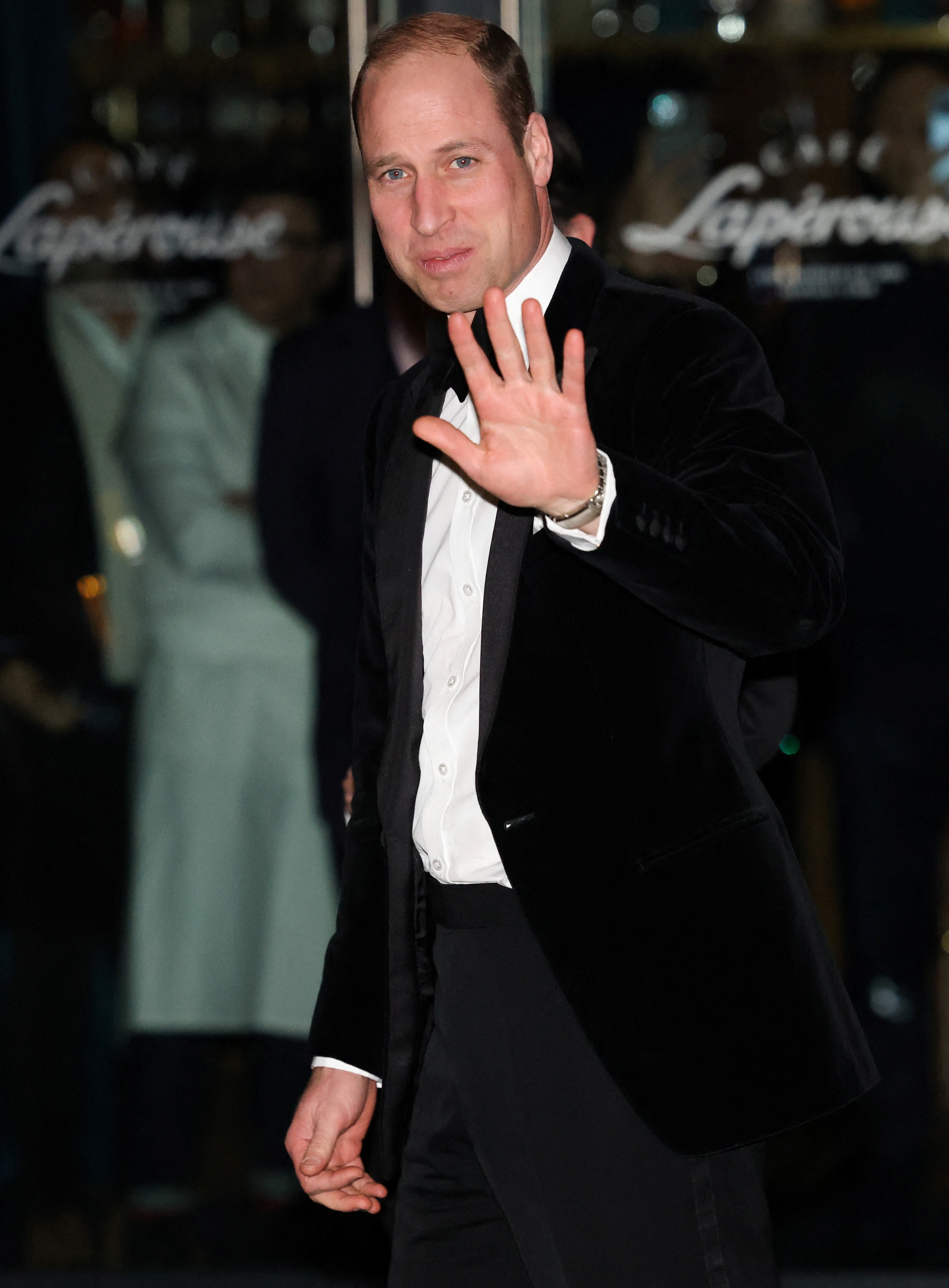 Le prince William fait un signe de la main alors qu'il se rend au dîner de gala caritatif de l'Air Ambulance à Londres.