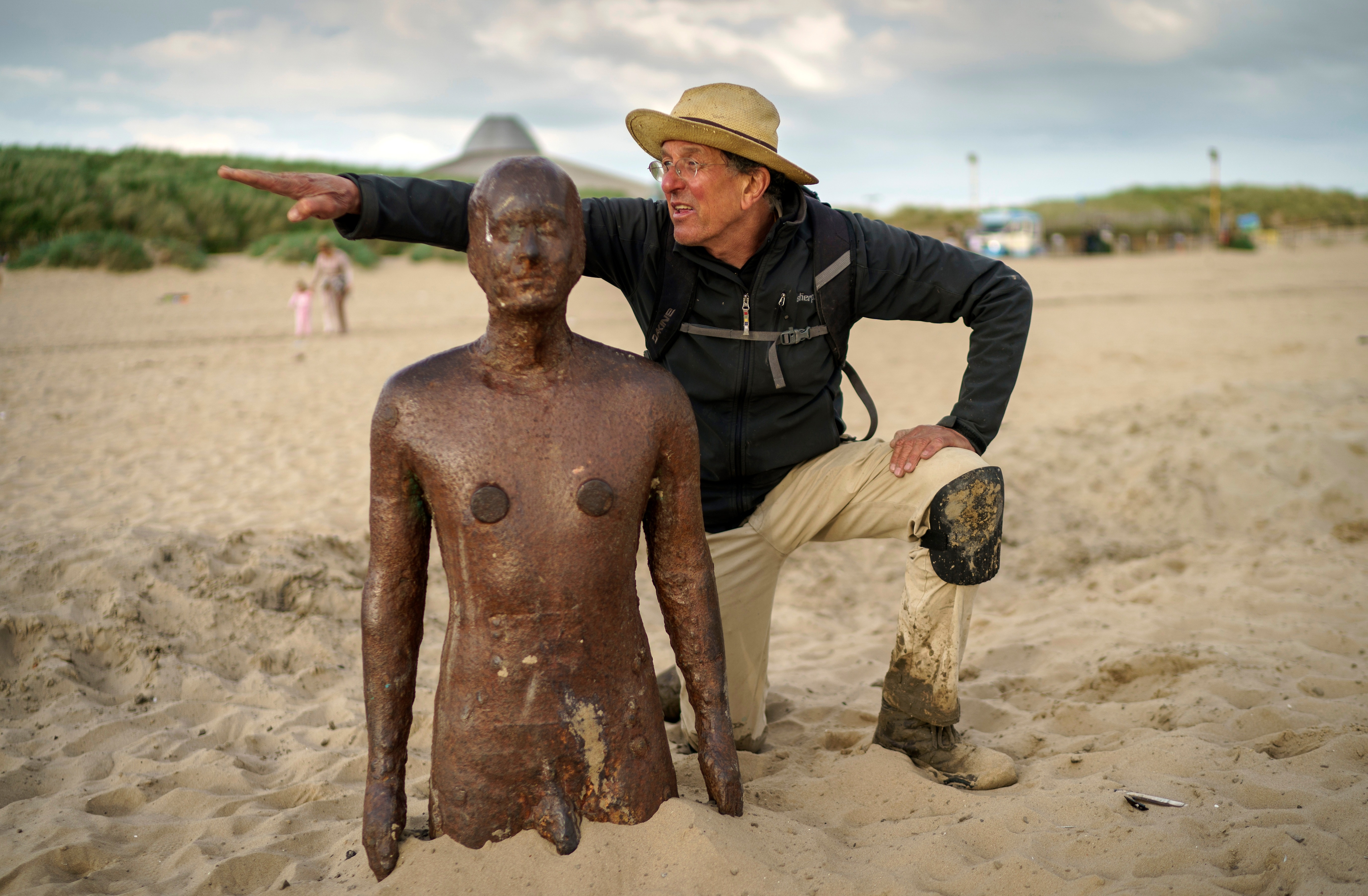 L'artiste Sir Antony Gormley vérifie l'alignement de l'une de ses statues alors qu'il supervise le remplacement des fondations de son installation « Another Place » sur Crosby Beach à Liverpool en 2021