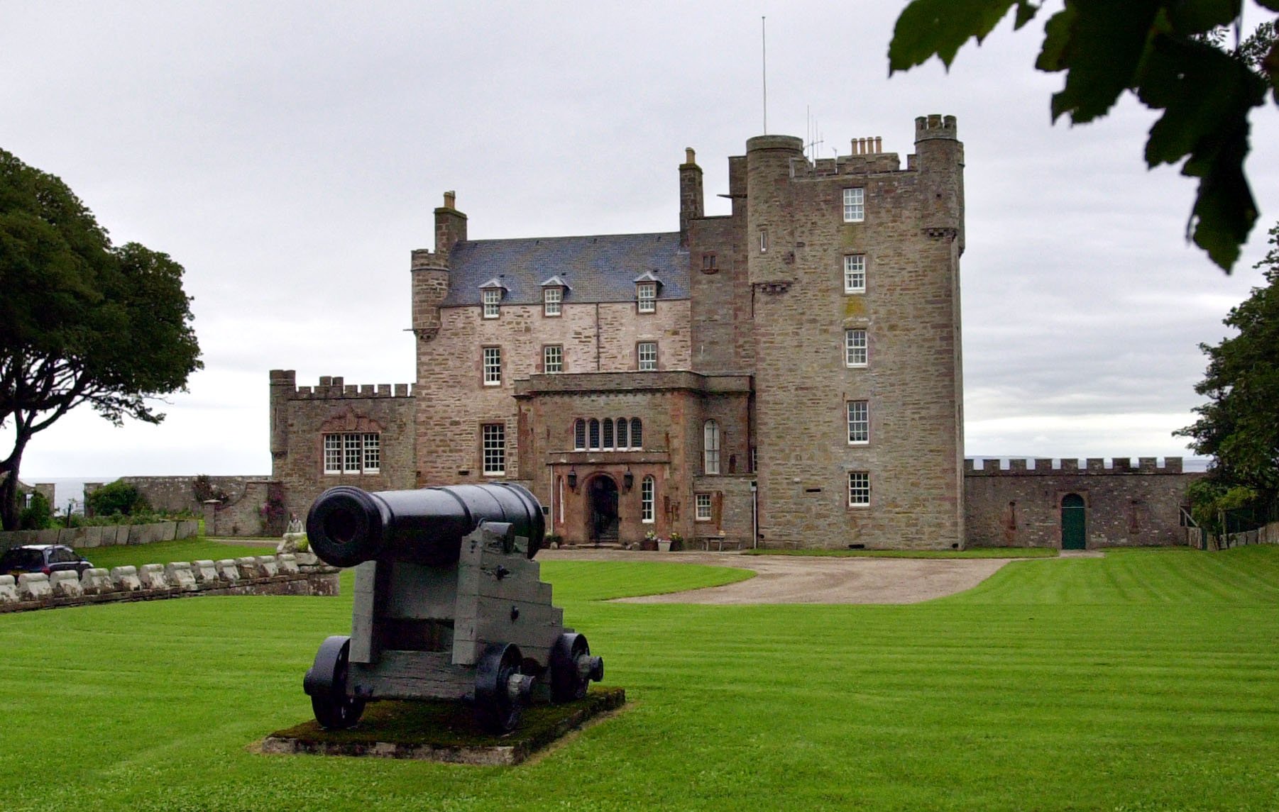 La propriété se trouve à quatre heures et demie d'une autre résidence écossaise de la famille royale, le château de Balmoral.