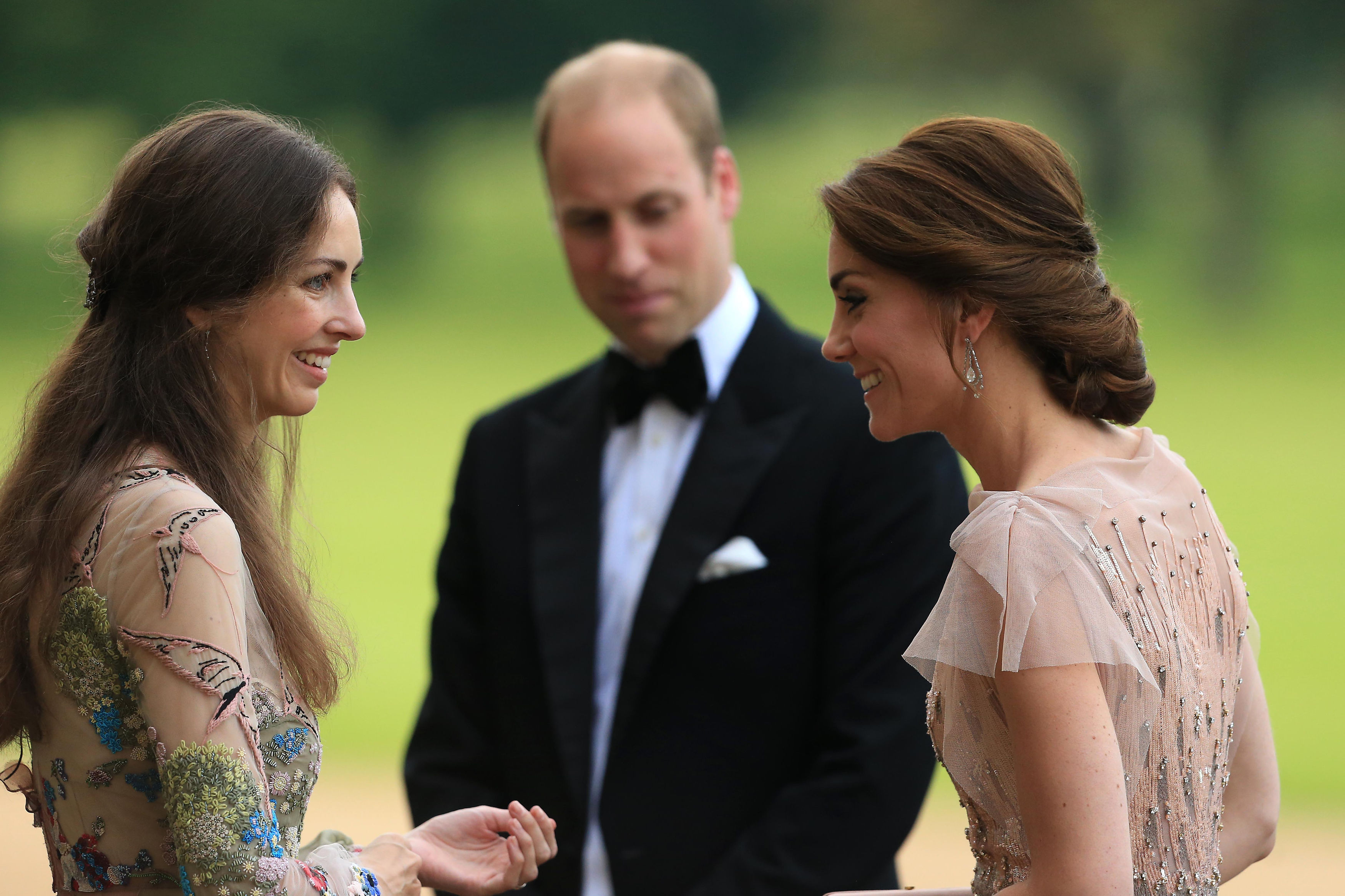Le duc et la duchesse de Cambridge sont accueillis par la marquise de Cholmondeley (à gauche) alors qu'ils assistent à un dîner de gala au Houghton Hall de King's Lynn en 2016.