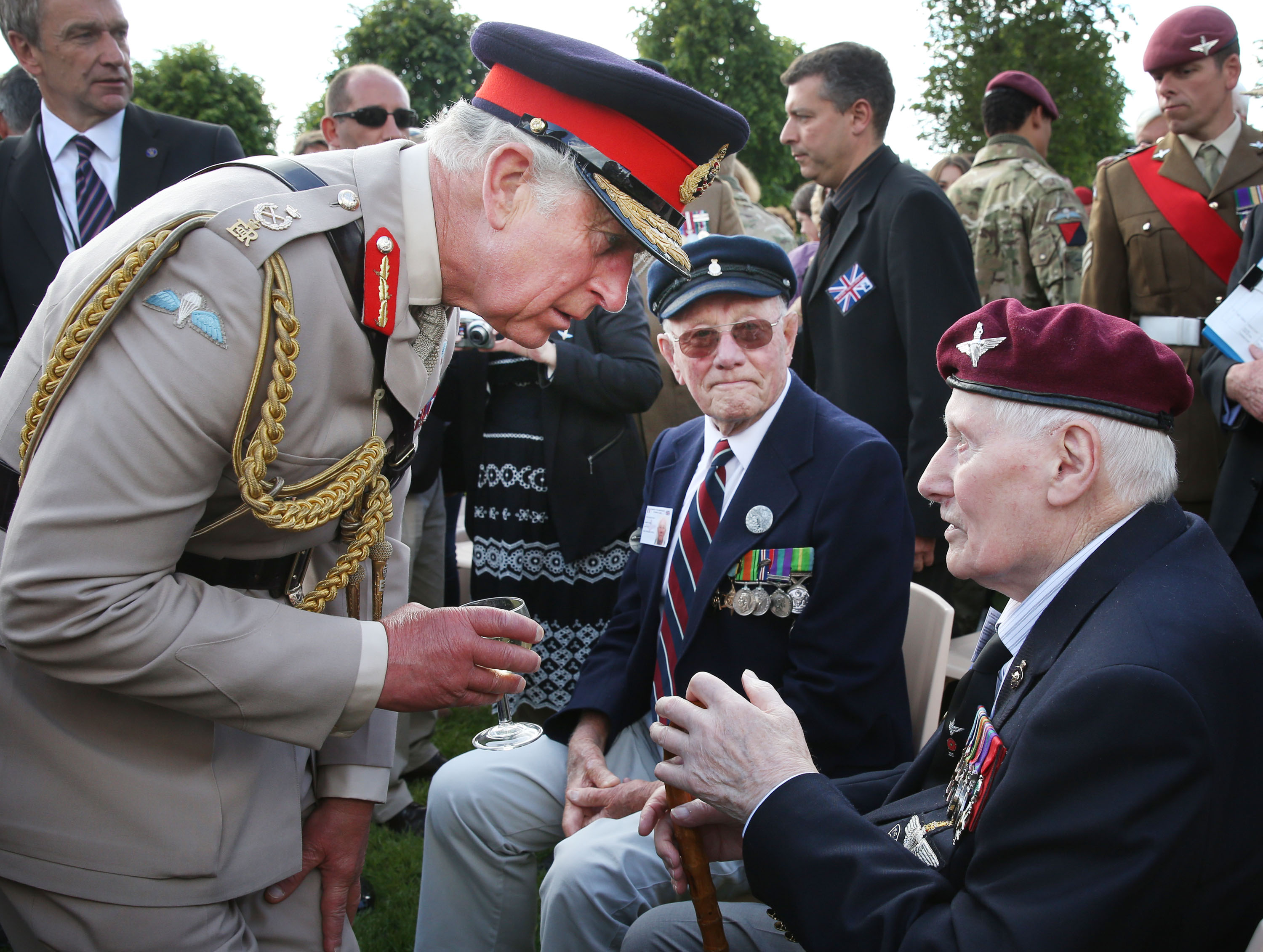 Charles rencontre les vétérans de Normandie Jim Beasant, à droite, et Douglas Coxell à l'occasion du 70e anniversaire du débarquement