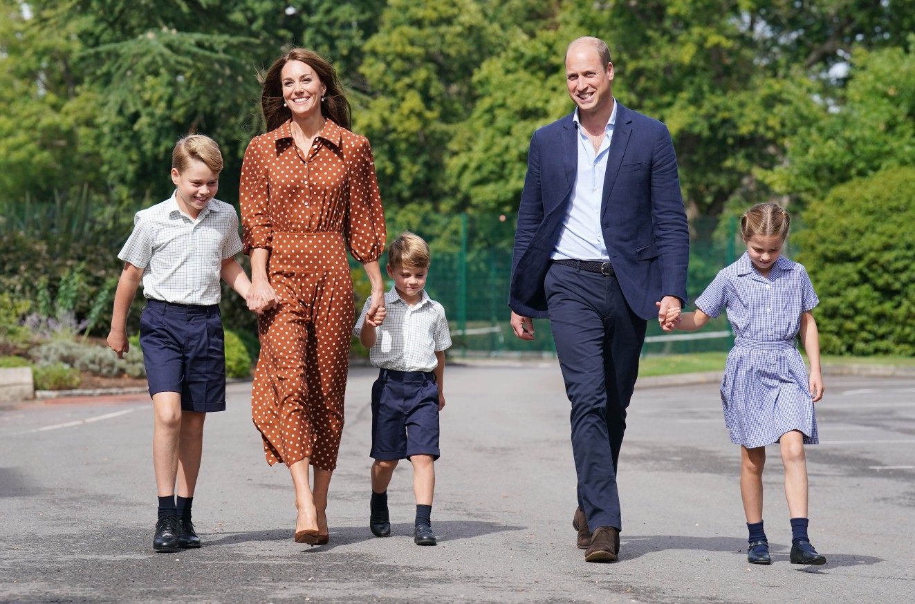   Le prince William, la princesse Kate et leurs enfants Prince George, la princesse Charlotte et le prince Louis vivent actuellement sur le domaine.