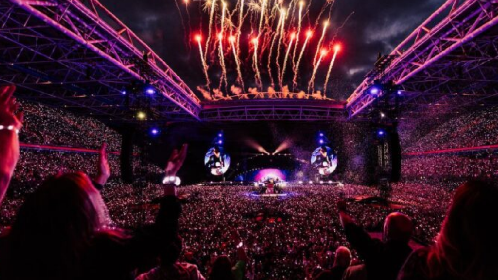 Coldplay Enflamme Lyon Malgré la Pluie Un Concert Mémorable au Groupama Stadium People Tv